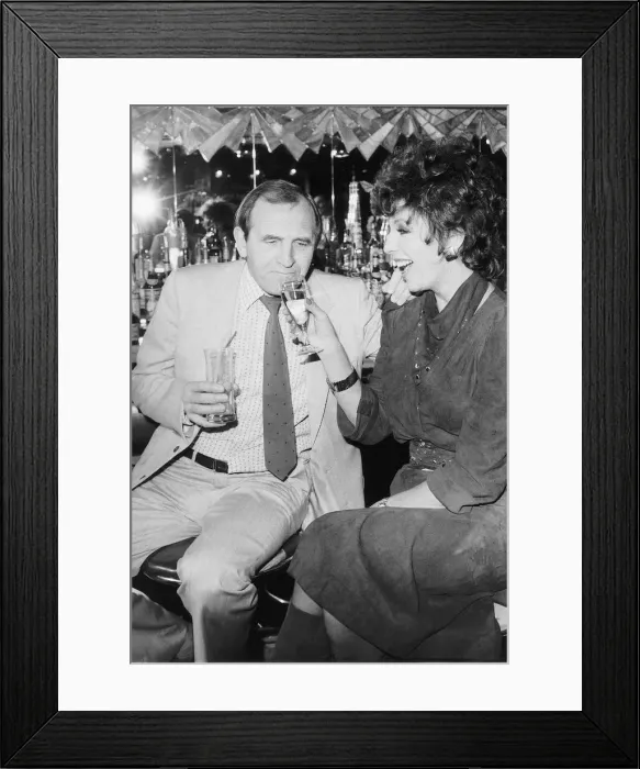 Framed Print : Leonard Rossiter and Joan Collins teaming up for famous drinks commercials Framed Print : Leonard Rossiter and Joan Collins teaming up for famous drinks commercials