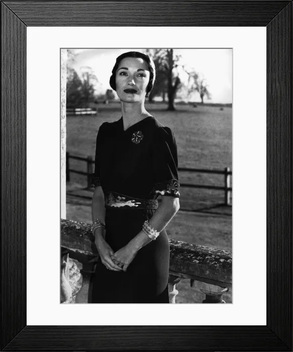 Framed Print : Jane Seymour actress playing Duchess of Windsor Framed Print : Jane Seymour actress playing Duchess of Windsor