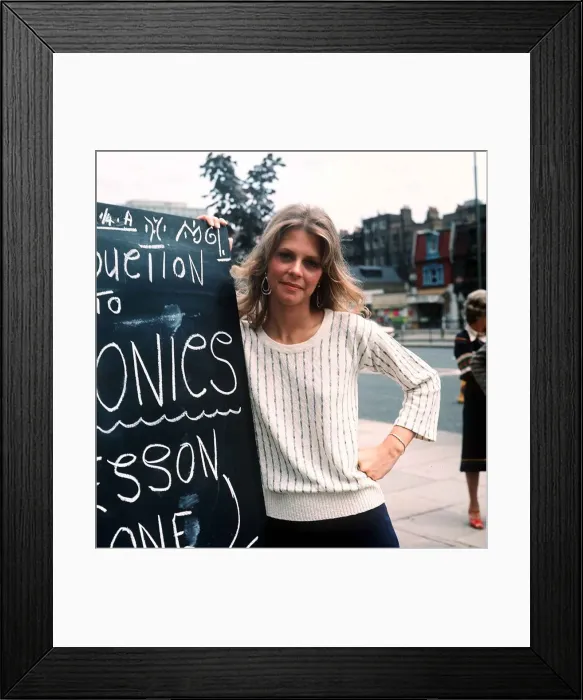 Framed Print : Lindsay Wagner actress as the Bionic Woman - June 1976 dbase msi Framed Print : Lindsay Wagner actress as the Bionic Woman - June 1976 dbase msi