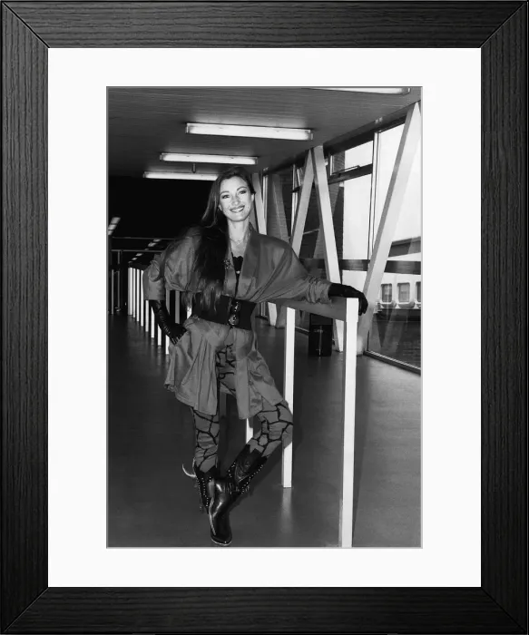 Framed Print : Jane Seymouractress arriving at Heathrow airport leaning on rail Framed Print : Jane Seymouractress arriving at Heathrow airport leaning on rail