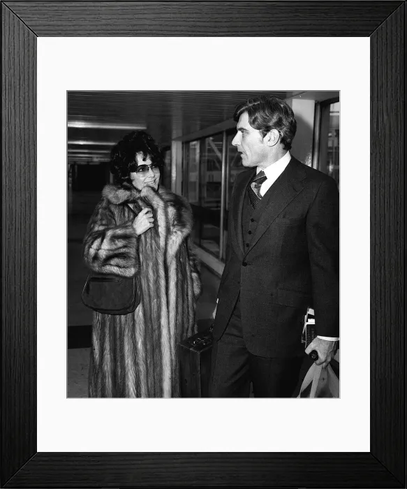 Framed Print : Elizabeth Taylor with husband John Warner in London December 1977 arriving Framed Print : Elizabeth Taylor with husband John Warner in London December 1977 arriving