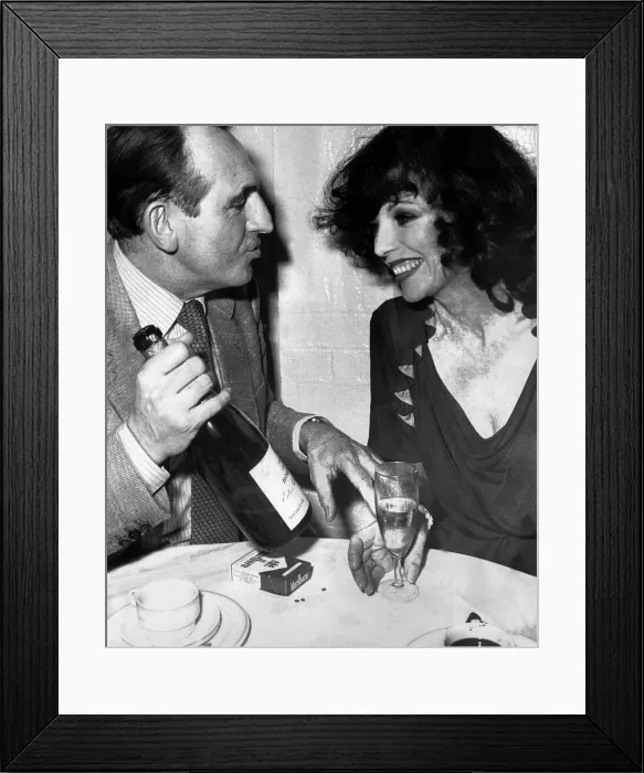 Framed Print : Joan Collins during dinner with David Lewin at a Neal Street restaurant in London Framed Print : Joan Collins during dinner with David Lewin at a Neal Street restaurant in London