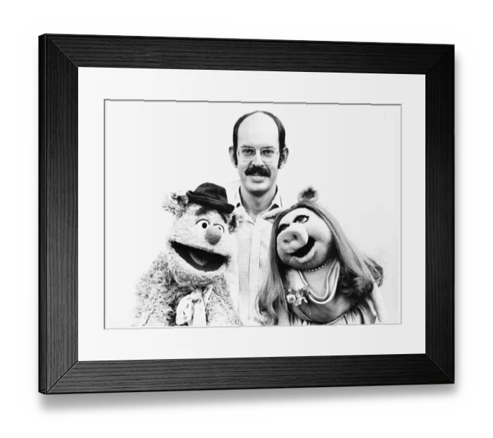 Framed Print : TV Progs The Muppet Show Puppeteer Frank Oz Actor poses with Muppets Fozzie Bear & Miss Framed Print : TV Progs The Muppet Show Puppeteer Frank Oz Actor poses with Muppets Fozzie Bear & Miss