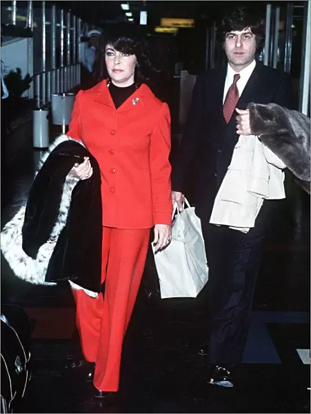 Elizabeth taylor with Henry Wynberg at London airport 1975