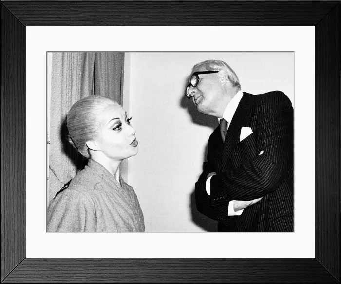 Framed Print : Elaine Paige chats to Prime Minister James Callaghan - October 1978 Dbase Framed Print : Elaine Paige chats to Prime Minister James Callaghan - October 1978 Dbase