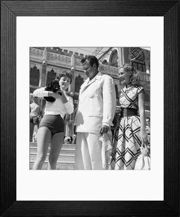 Framed Print : Orson Welles actor director with Rosy Mazzacurati and Anne Casini relaxing in Venice Framed Print : Orson Welles actor director with Rosy Mazzacurati and Anne Casini relaxing in Venice