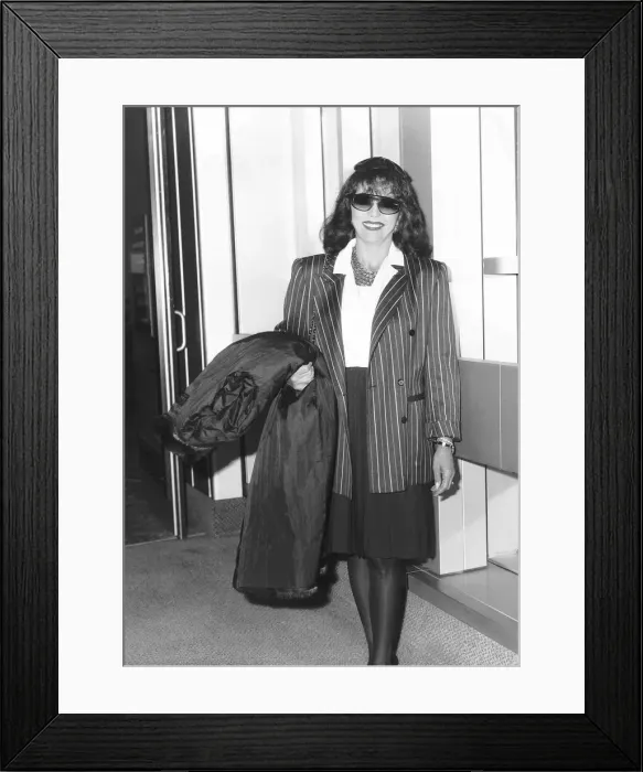 Framed Print : Joan Collins actress stars in Dynasty, November 1988 Framed Print : Joan Collins actress stars in Dynasty, November 1988