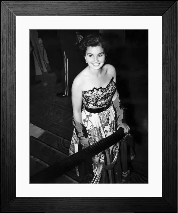 : Jean Simmons actress attends party in off the shoulder dress August 1950 : Jean Simmons actress attends party in off the shoulder dress August 1950