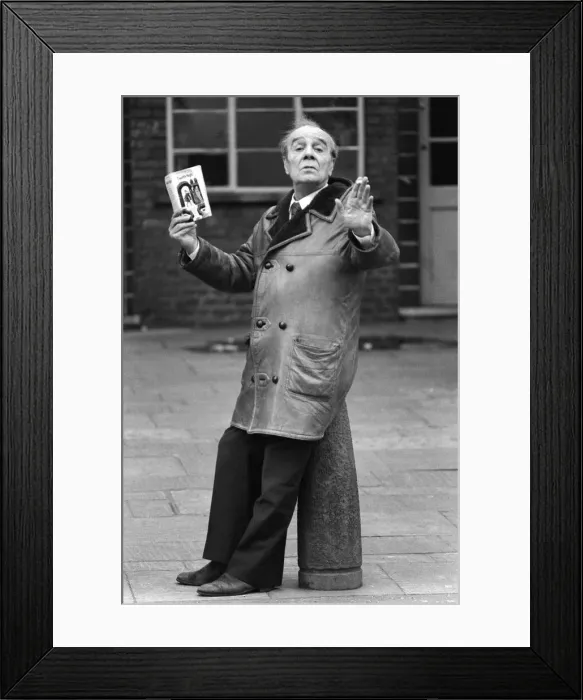 Framed Print : Max Wall on rehearsal for William shakespeare twelth night Framed Print : Max Wall on rehearsal for William shakespeare twelth night