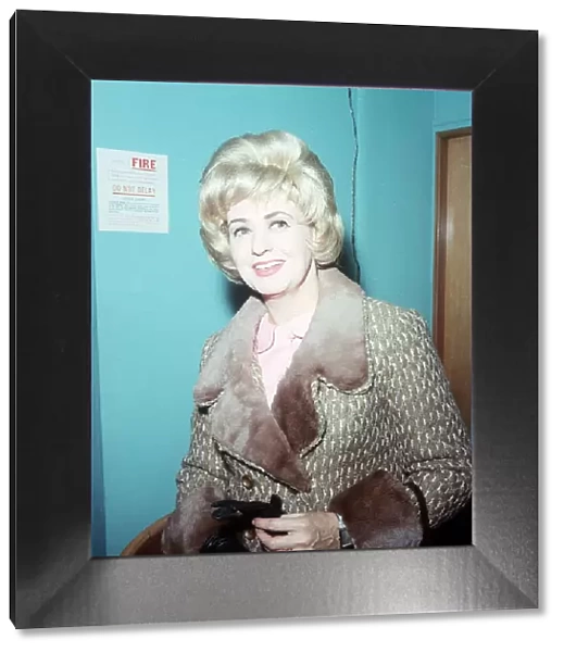 Pat Phoenix actress wears A blonde wig as a disguise Dbase MSI