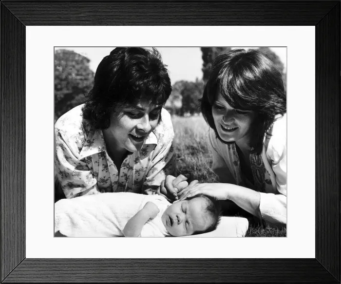 Framed Print : British actor Richard Beckinsale with Judy Lowe and their newborn baby daughter Kate Framed Print : British actor Richard Beckinsale with Judy Lowe and their newborn baby daughter Kate