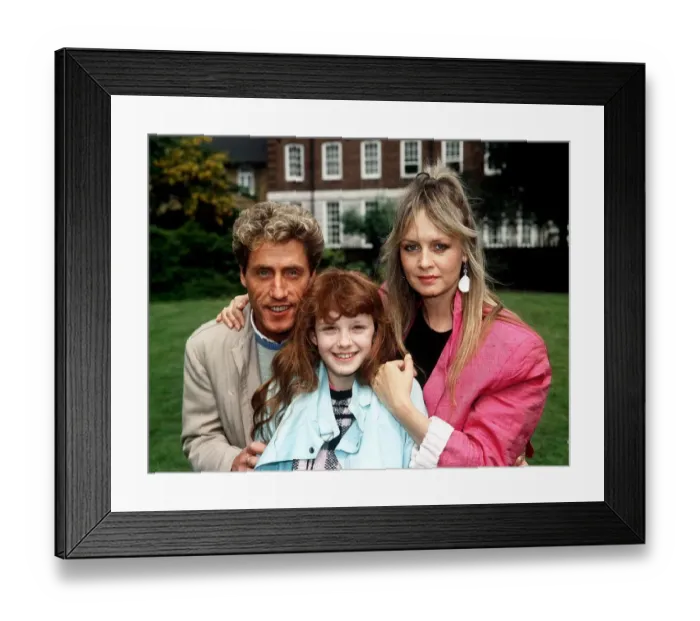 Framed Print : Roger Daltrey and Twiggy with Natalie Morse stars of ITV Production of Hans Christian