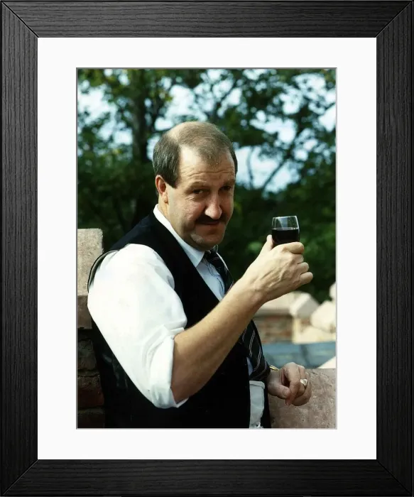 Framed Print : Gorden Kaye actor in the role of Renee in the TV programme Allo Allo. September 1989 Framed Print : Gorden Kaye actor in the role of Renee in the TV programme Allo Allo. September 1989