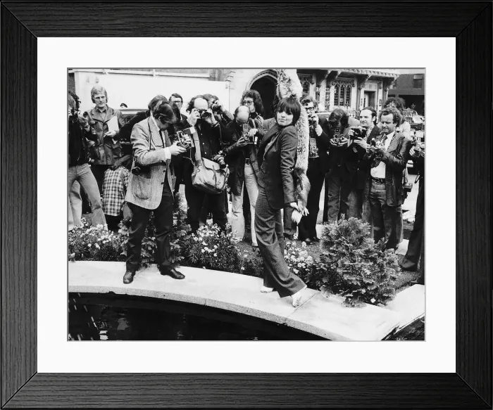 Framed Print : Liza Minnelli in Londons Park Lane surrounded by photographers May