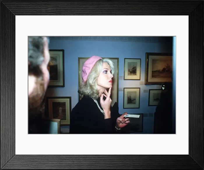 Framed Print : Joanna Lumley actress in picture gallery - April 1986 dbase msi