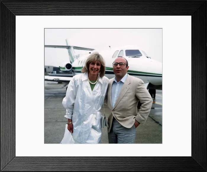 Framed Print : Bob Hoskins Actor with his wife Linda after returning back from the Cannes Film Festival