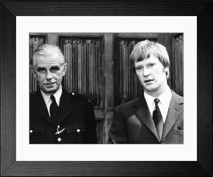 Framed Print : Dennis Waterman actor on trial for the murder of his father in scene from Metro Goldwyn Framed Print : Dennis Waterman actor on trial for the murder of his father in scene from Metro Goldwyn