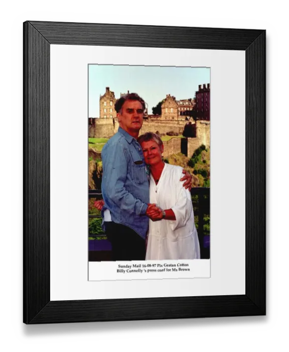 Framed Print : Billy Connolly with his arms around actress Judi Dench August 1997