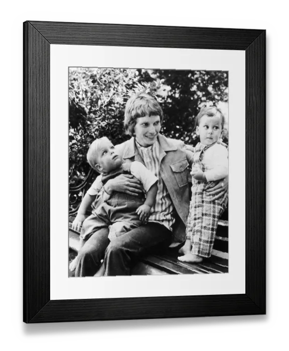 Framed Print : Mia Farrow Actress with her two sons Sascha Villiers and Matthew Phineas sitting on park Framed Print : Mia Farrow Actress with her two sons Sascha Villiers and Matthew Phineas sitting on park