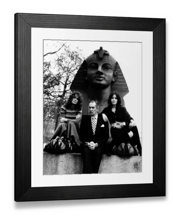 Framed Print : Actor Vincent Price as Dr Phibes with actresses Fiona Lewis Framed Print : Actor Vincent Price as Dr Phibes with actresses Fiona Lewis