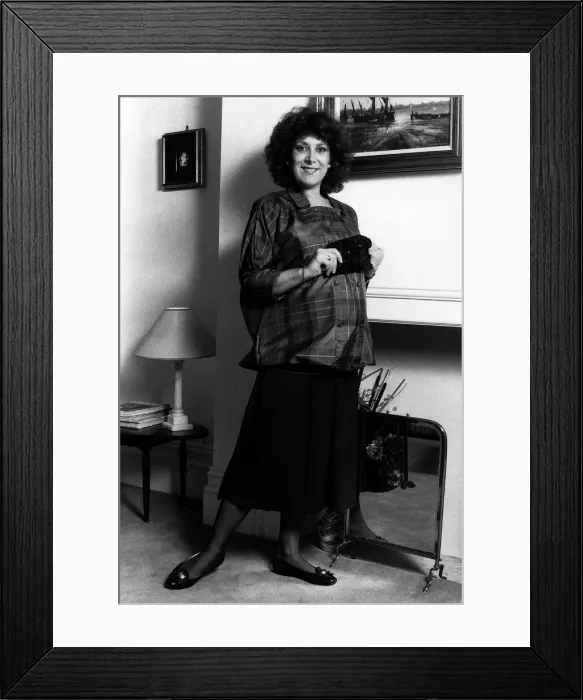 Framed Print : Lynda Bellingham on screen Oxo mum is expecting their second child in April