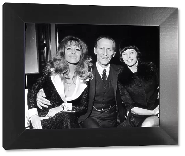 Peter Cushing actor with actresses Ingrid Pitt and Dawn Addams dbase msi