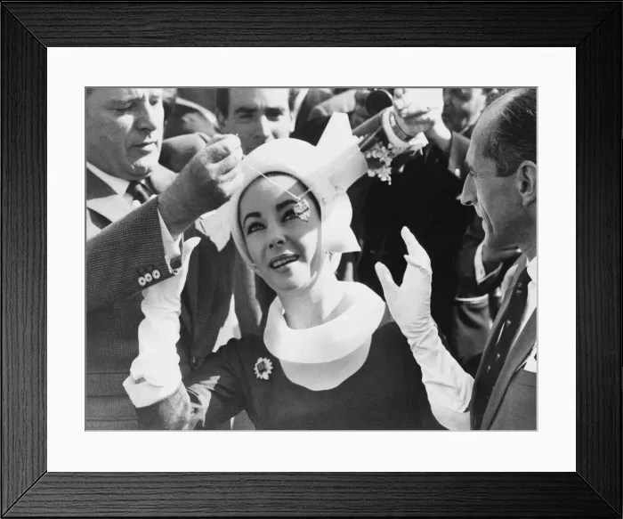 Framed Print : Elizabeth Taylor get another trinket from Richard Burton at Newbury Racecourse Framed Print : Elizabeth Taylor get another trinket from Richard Burton at Newbury Racecourse