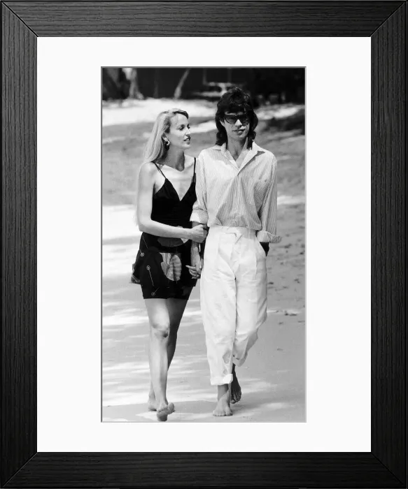 Framed Print : Jerry Hall arm with her boyfriend Rolling Stones; Mick Jagger in Barbados March 1987