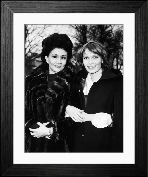 Framed Print : Joan Plowright with Mia Farrow - December 1972 Dbase MSI Framed Print : Joan Plowright with Mia Farrow - December 1972 Dbase MSI