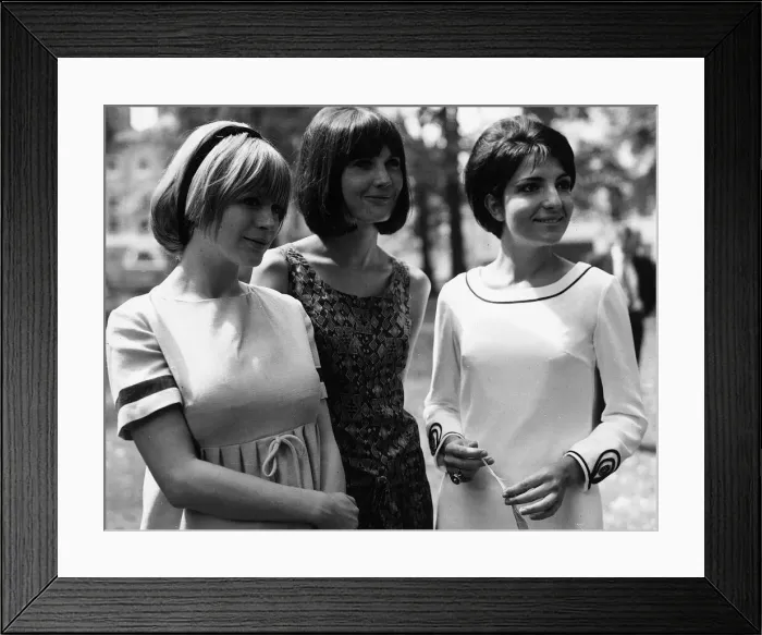 Framed Print : Marianne Faithful (L) and Sandie Shaw (C) 1965 in Ladybirds TV programme Framed Print : Marianne Faithful (L) and Sandie Shaw (C) 1965 in Ladybirds TV programme