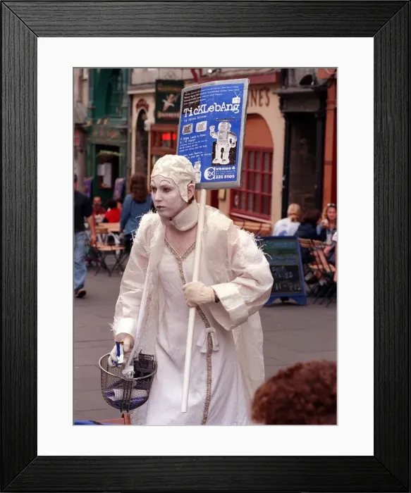 Framed Print : Edinburgh festival feature Aug 1998 a white pained actor fron Ticklebang Framed Print : Edinburgh festival feature Aug 1998 a white pained actor fron Ticklebang