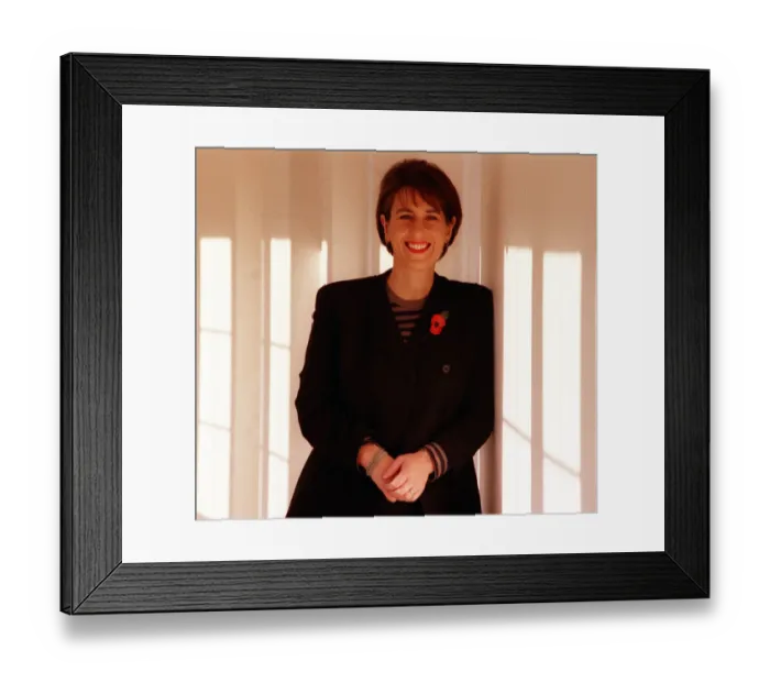 Framed Print : Kirsty Wark TV presenter at work November 1998 leaning on wall in corridor Framed Print : Kirsty Wark TV presenter at work November 1998 leaning on wall in corridor