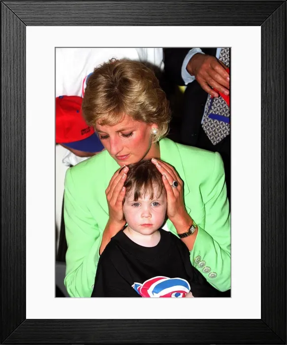 Framed Print : Princess Diana sitting with Caitlin Hines on her lap during a visit to a children Framed Print : Princess Diana sitting with Caitlin Hines on her lap during a visit to a children