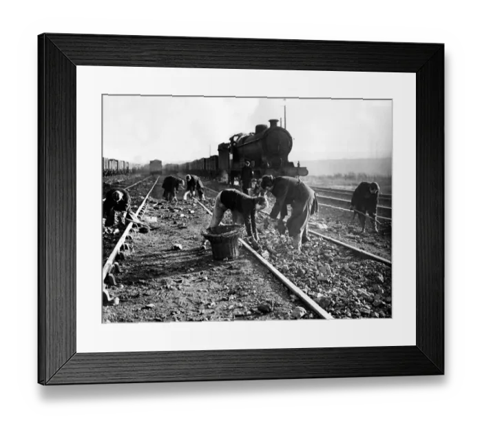 Framed Print : World War Two. Women employed by the LNER (London North Eastern Railway Framed Print : World War Two. Women employed by the LNER (London North Eastern Railway