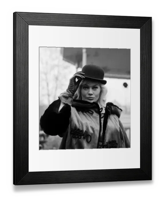Framed Print : Anita Ekberg pictured on location in London Hyde Park Wednesday 2 December 1964 to film
