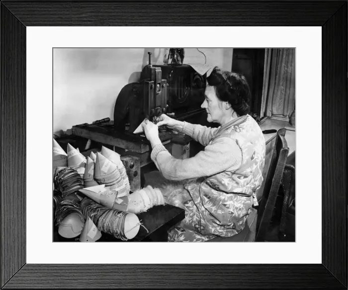 Framed Print : Mrs Mary Lewis at her home in Alum Rock Road, War End, Birmingham Framed Print : Mrs Mary Lewis at her home in Alum Rock Road, War End, Birmingham