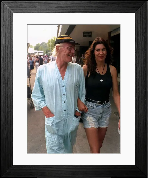 Framed Print : Richard Harris with daughter in law Framed Print : Richard Harris with daughter in law