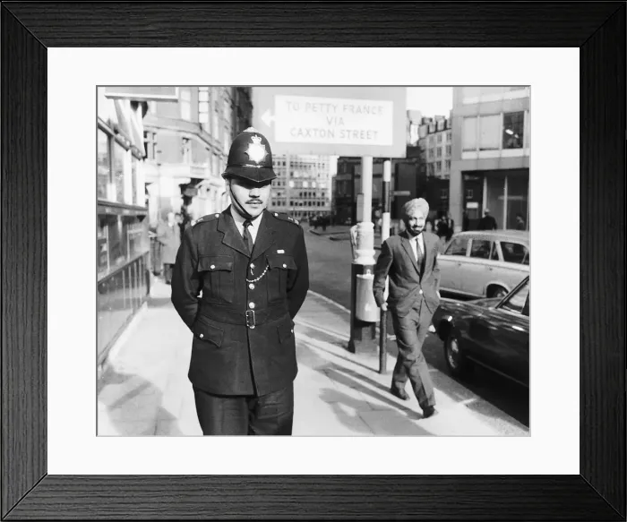 Framed Print : Piari Singh Kenth Londons first Sikh police officer in 1969