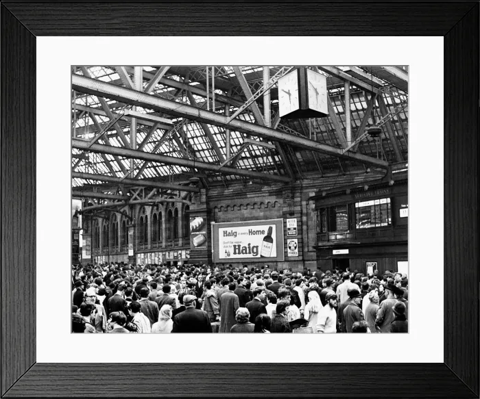 Framed Print : A crowded Central Station in Glasgow circa 1960