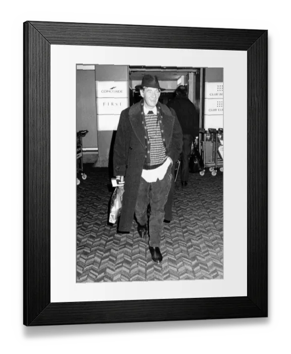 Framed Print : Ian McKellen actor leaving Heathrow Airport for New York Framed Print : Ian McKellen actor leaving Heathrow Airport for New York