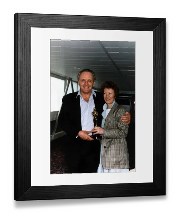 Framed Print : Anthony Hopkins Actor Arrives back at Heathrow with the oscar he won for the silence of