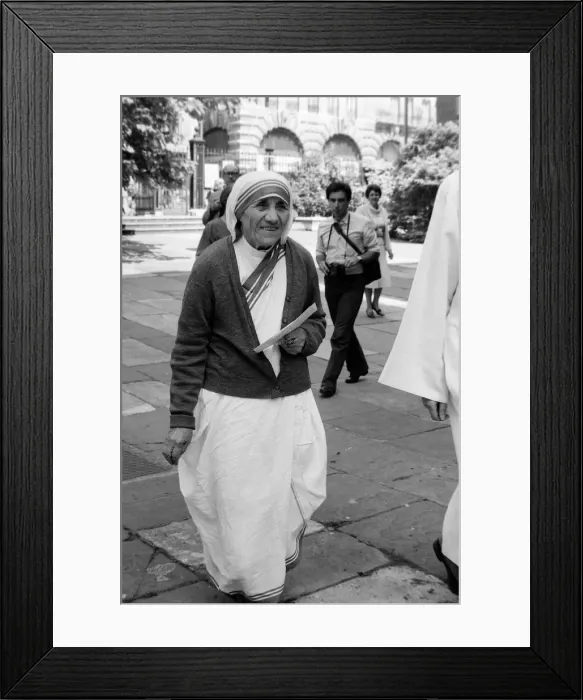 Framed Print : Mother Teresa of Calcutta seen here signing autographs outside St James Church Piccadilly