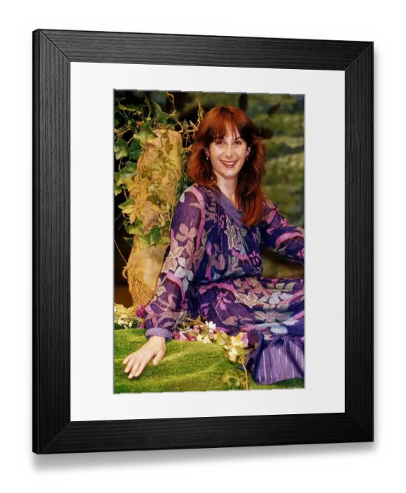 Framed Print : Fiona Rogers Actress as Zana in Tonbridge Oast Theatres Shakespeare Country