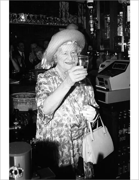 Queen Mother drinks a pint of beer in a pub in Stepney