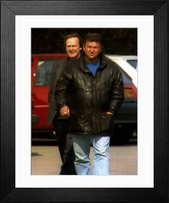 Framed Print : Dennis Waterman shy Actor goes undercover behind a minder while filming in Leeds Roman