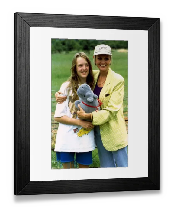 Framed Print : Twiggy Actress and Model with daughter Carly Framed Print : Twiggy Actress and Model with daughter Carly