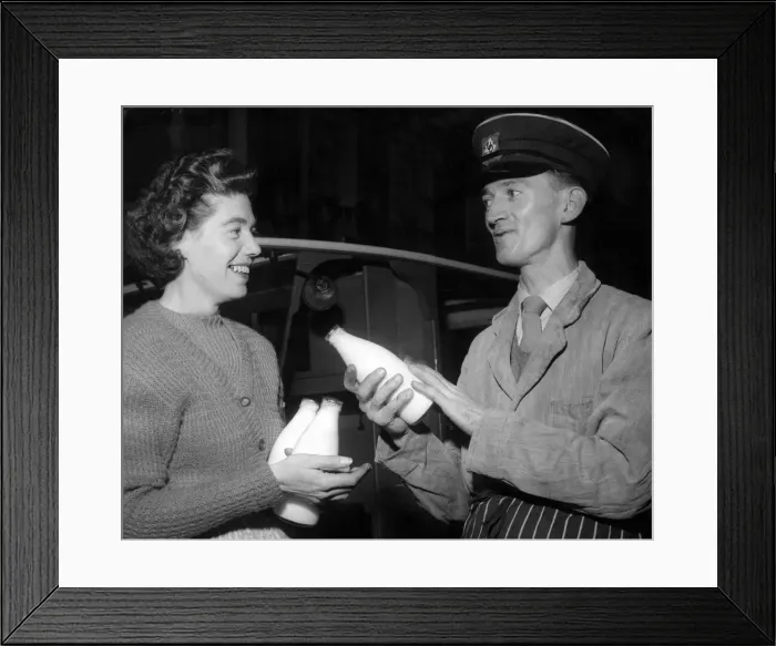 Framed Print : Milk roundsman Jim Treacy on his round in Chelsea. He is giving his sales talk to Chelsea Framed Print : Milk roundsman Jim Treacy on his round in Chelsea. He is giving his sales talk to Chelsea