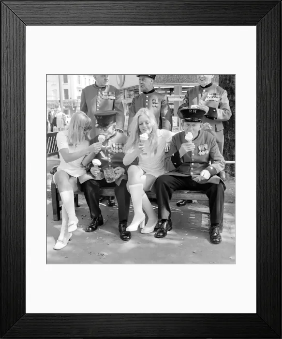 Framed Print : Waitress from the Chelsea Drugstore share a Ice Cream with some Chelsea pensioners to