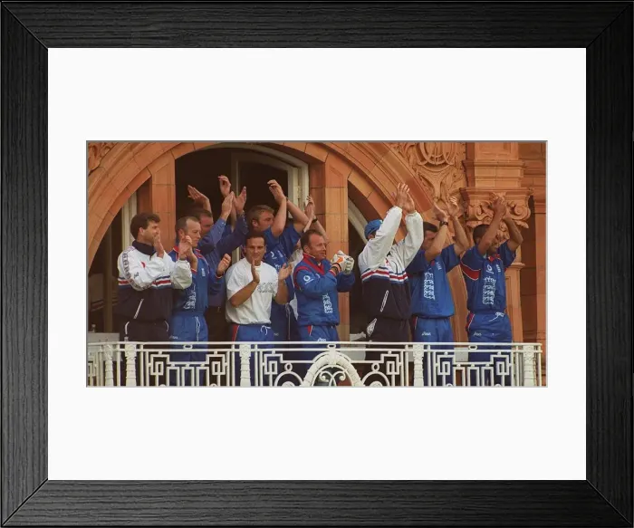 Framed Print : Cricket World Cup 1999 England v Sri Lanka May 1999 The England team celebrate