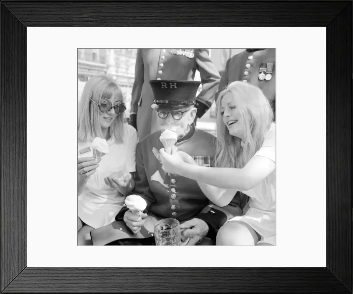 Framed Print : Waitress from the Chelsea Drugstore share a Ice Cream and a pint with some Chelsea Framed Print : Waitress from the Chelsea Drugstore share a Ice Cream and a pint with some Chelsea